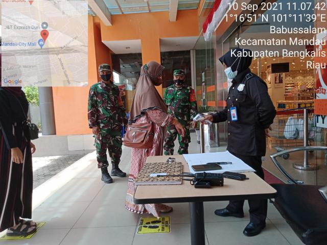 TNI Koramil 04/Mandau Cek Pengunjung Agar Patuh dan Disiplin 3 M Sesuai Protokol Kesehatan