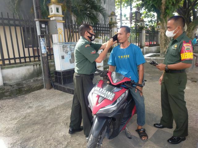 Koramil 03/Mandau Bagikan Masker Gratis Depan Kantor Camat Mandau