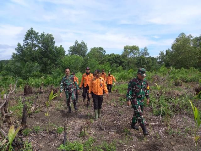 Cepat Tanggap Karhutla, Babinsa Koramil 03/Mandau Sisir Lahan Yang Mengundang  Api