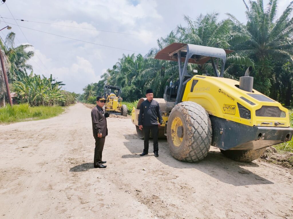 Camat Sungai Sembilan Tinjau Perbaikan Jalan M Soleh Basilam Baru  Sepanjang 2,5 Km.