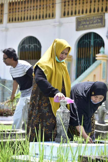 Bersama Ibunda Hj.Tengku Rukiah, Kasmarni Ziarah ke Makam Kakeknya, Makam SSK II & Raja Kecik di Sia