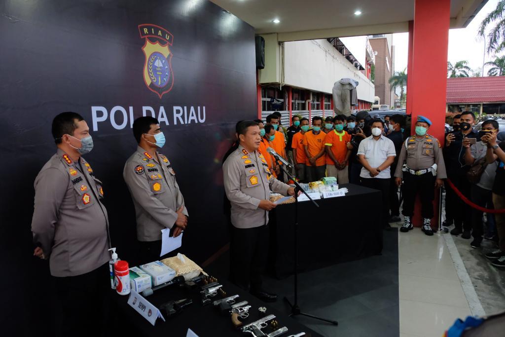 Polda Riau Gulung 9 Tersangka Sindikat Narkoba Bersenjata Berikut Barang Bukti Senpi dan Sabu