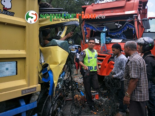 Tabrakan Beruntun Di KM 123 Duri - Pekan Baru , Supir Truck Coldisel Terjepit