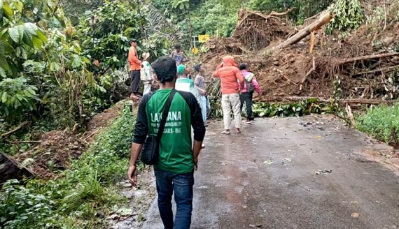 Jalan Putus Akibat Longsor, Relawan Kemanusiaan Nasional PRI HILMI FPI Bantu Pandu Kendaraan Yang le