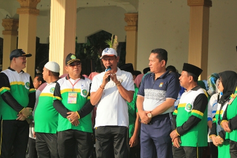 Gerak Jalan Kerukunan Kemenag Dilepas Drs. Sarimpunan