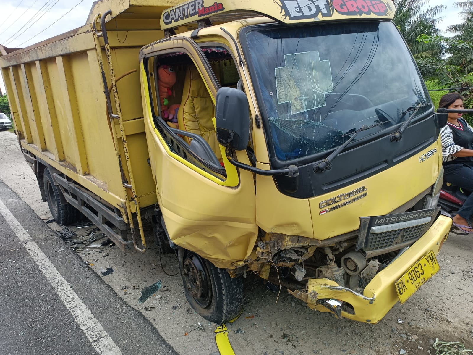 Hantam Dump Truck, Mobil Brio Satria Ringsek