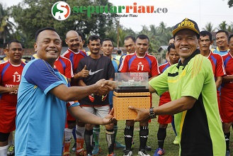 Kadis PMK Siak pimpin pertandingan Sepakbola