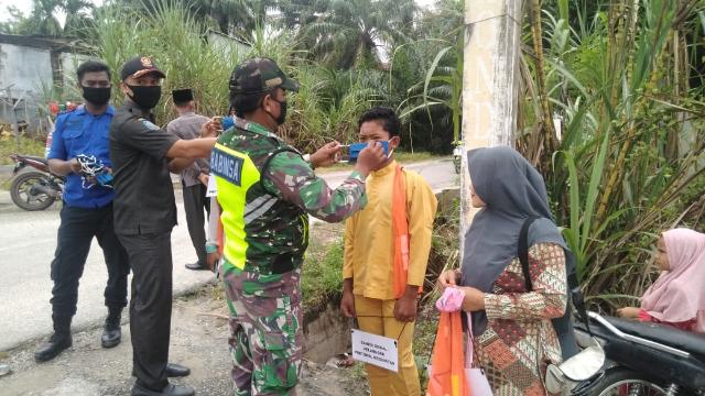 Tingkatkan Protokol Kesehatan, Babinsa Koramil 04/Mandau Laksanakan Patroli Yustisi