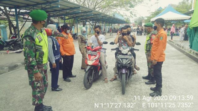 Babinsa 04/Mandau Imbau Masyarakat Gunakan Masker Saat Pengurusan Dokumen Kependudukan di Updt Dukca