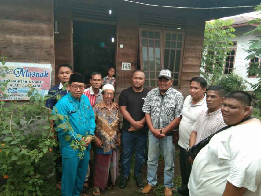 Respon Cepat, Sekda Yulian Norwis Jenguk Ustadz Baharuddin alami Penyakit Rematik