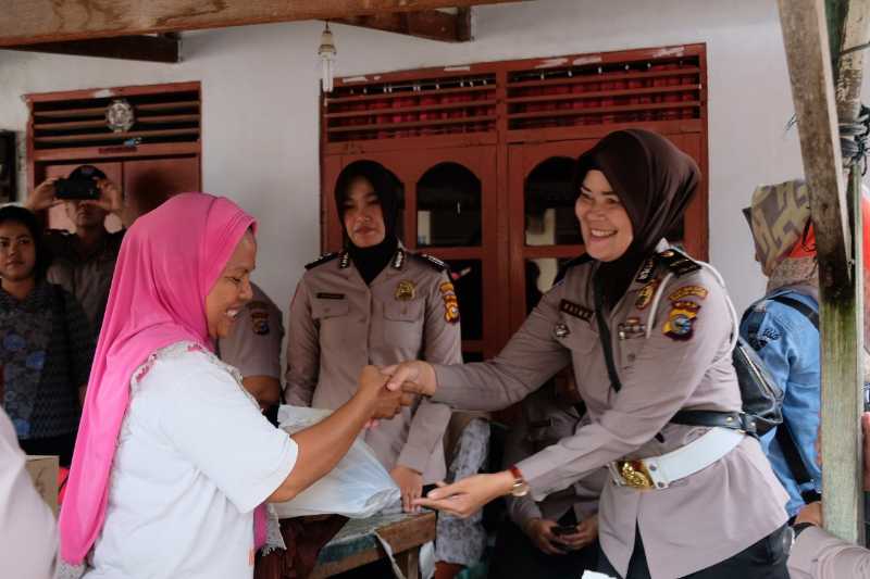 Hut Polwan ke-70, Polwan Polresta Pekanbaru  kunjungi warga kurang mampu