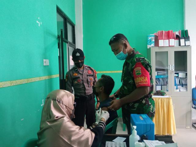 Melalui Vaksinasi Mobile Puskesmas Duri Kota,,Babinsa Lakukan Pendampingan Nakes