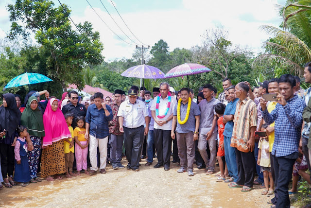 Tinjau Desa Terisolir, Pj Bupati Kampar Setir Mobil Sendiri