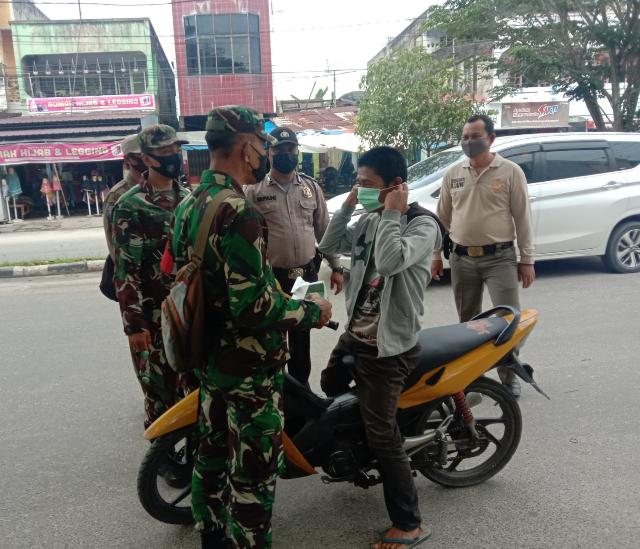 Jadikan Kebiasaan Bermasker,,Babinsa Bagikan Masker Gratis di Seputaran Jalan Sudirman