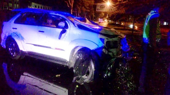 Akibat Pengemudi Mabuk, Toyota Fortuner Hantam Tiang Listrik dan Batang Pohon