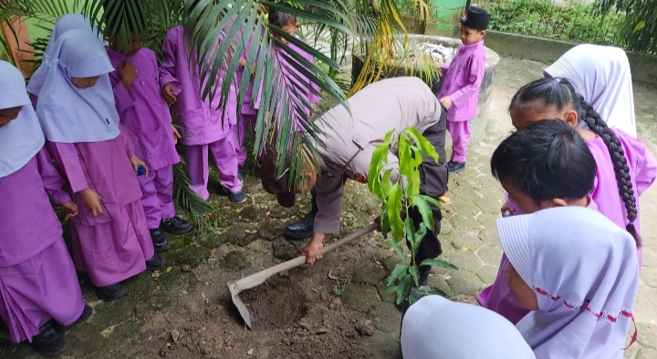 Polsek Sungai Sembilan Galakkan Green Policing Lewat Edukasi dan Penanaman Pohon di SDN 007 Dumai