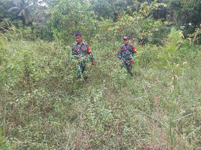 Siaga Karhutla, Babinsa 03/Mandau Lakukan Penyisiran Titik Rawan Api di Wilayah Binaannya