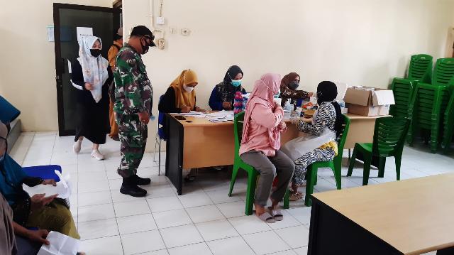TNI Koramil 03/Mandau Dampingi UPT Puskesmas Muara Basung Rangka Vaksinasi C-19