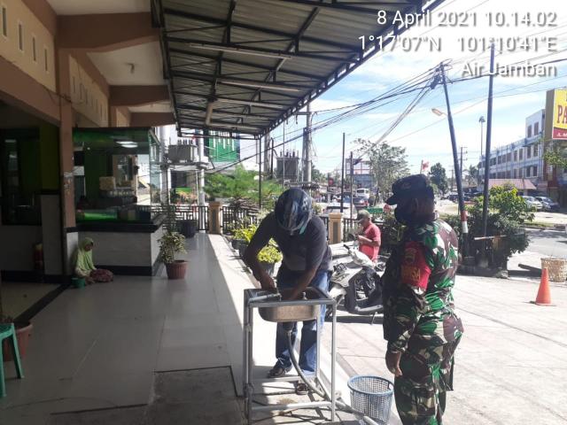 Serka Agus Liadi Siaga Prokes C-19 Jelang Puasa di Rumah Makan Yuanda Duri