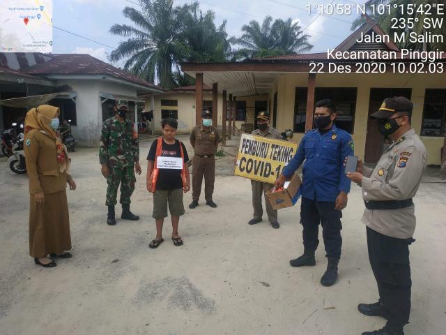 Upaya cegah Covid-19, TNI Jaring Razia Yustisi di Pasar Pinggir Bersama Tim Satgas