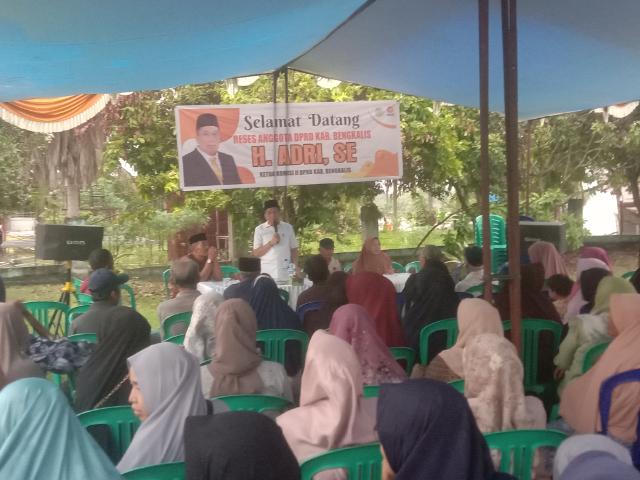 Walau Diguyur Hujan, Kaum Emak-emak Sangat Antusias Ikuti Reses H. Adri Ketua Komisi II DPRD Bengkal