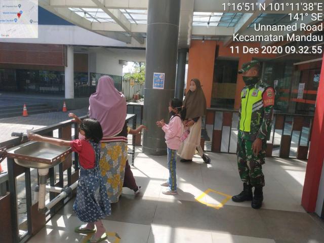 Melalui Serda Robbi,TNI Koramil 04/Mandau Siagakan Cek Poin Wajib 3 M di Mall City Duri