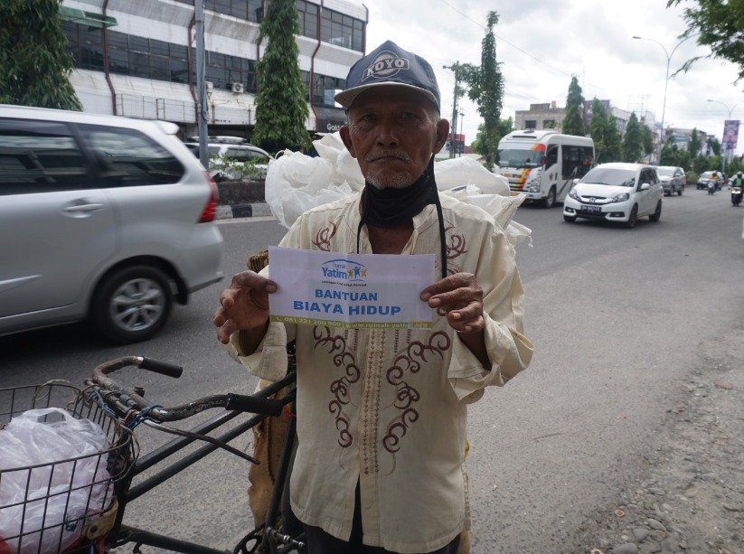 Rumah Yatim Salurkan Bantuan Biaya Hidup untuk Joni, Lansia Prasejahtera Pekanbaru