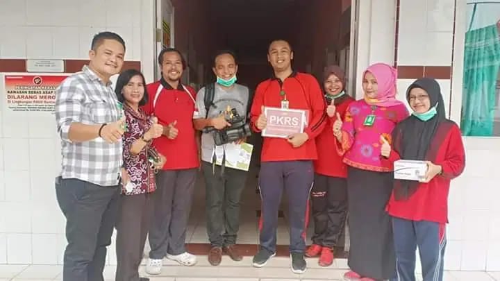 Direktur RSUD Dan PKRS Berbagi Masker Menangkal ISPA