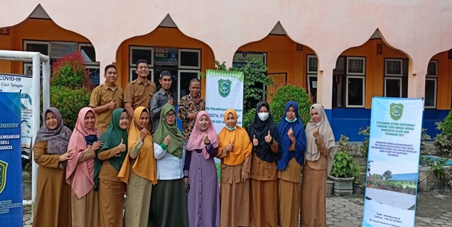 Prodi Bahasa Inggris FKIP UIR Usung PkM Pendampingan Pengembangan Micro Reading Skills  di SMP YLPI