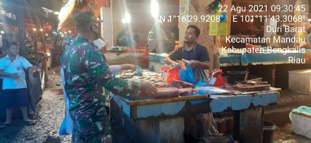 Babinsa Lakukan Pemantauan di Pasar Sartika Duri Terkait Penyebaran Virus C-19