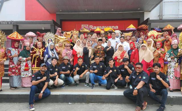 Rangka Pelantikan Pengurus IKM Propinsi Riau Adakan Parade Busana Adat Minangkabau
