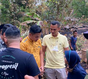 Mak Cik Nor Terima Bantuan Sembako dan Uang Tunai Dari KNPI Bengkalis