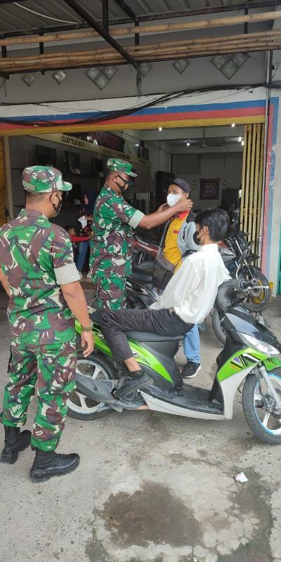 Babinsa Bagikan Masker dan Himbau Tetap Selalu Jaga Kesehatan sesuai Protkes