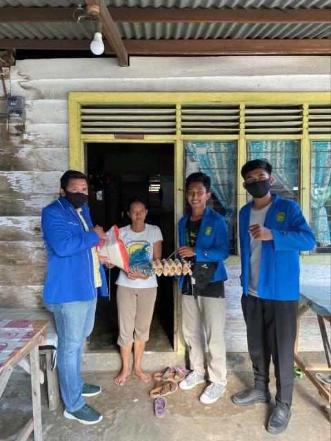 Keluarga Alumni UIR Salurkan Sembako ke Mahasiswa dan Masyarakat