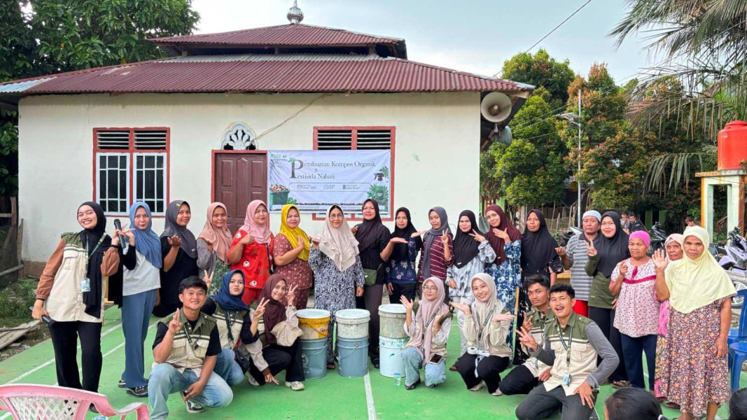 Dorong Pertanian Berkelanjutan, KUKERTA UNRI 2026 Latih Warga Tanjung Pisang Buat Pupuk Organik
