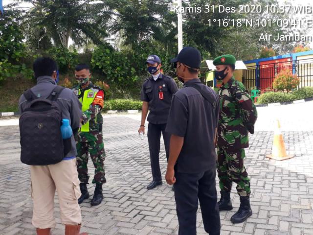 TNI Koramil 04/Mandau Lakukan Pendisiplinan Guna Memutus Mata Rantai Covid-19 di Titik Keramaian