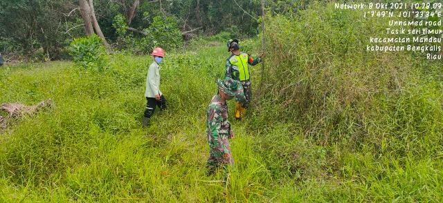 Babinsa Talang Muandau Monitoring Karhutla di Desa Tasik Serai
