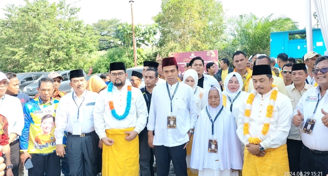 Repol-Ardo Resmi Daftar ke KPU Kampar, Didampingi UAS dan Orang Tua