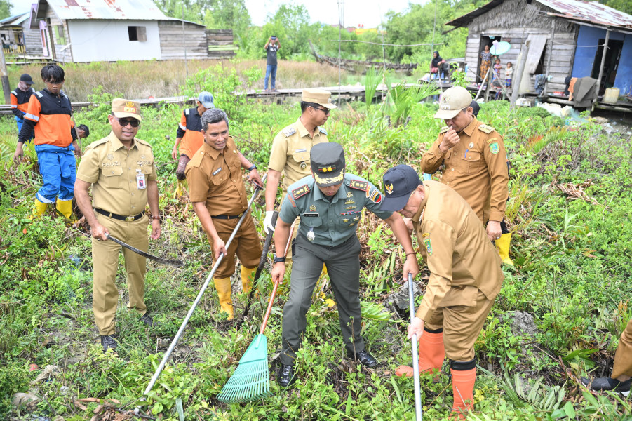 Bupati Rohil dan Forkopimda Tinjau Gotong Royong Penanggulangan Malaria di Sinaboi