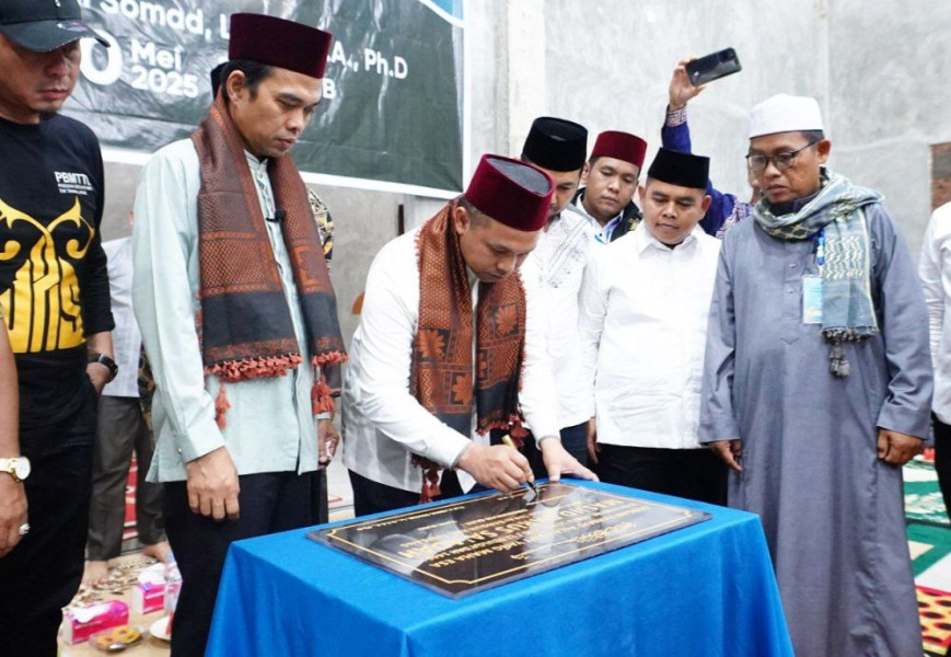 Gubri Abdul Wahid Bersama UAS Resmikan Masjid Darul Sa'adah