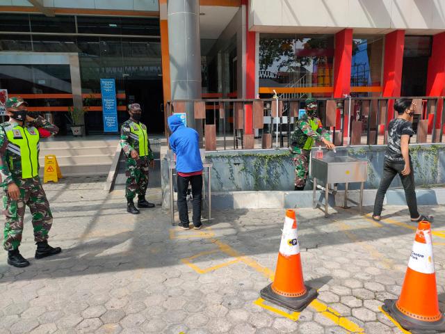 Malalui Babinsa Serma Sutrisno Imbau Warga Cuci Tangan Saat Mamasuki Mall City Mandau