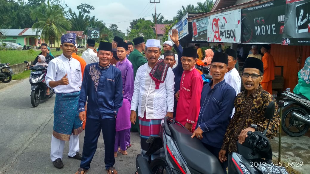 Rombongan, Sebuah Tradisi Di Idul Fitri Yang Selalu Dinanti Warga Dusun Kampung Parit, Pangkalan Bat