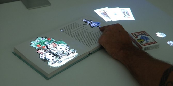 Canggih, Proyektor ini Mampu Ubah Bidang Datar Jadi Layar Interaktif