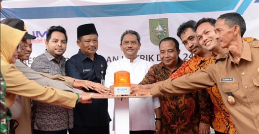 Dipusatkan di Desa Teluk Tuasan, Sekdaprov Riau Resmikan Penyalaan Listrik Desa
