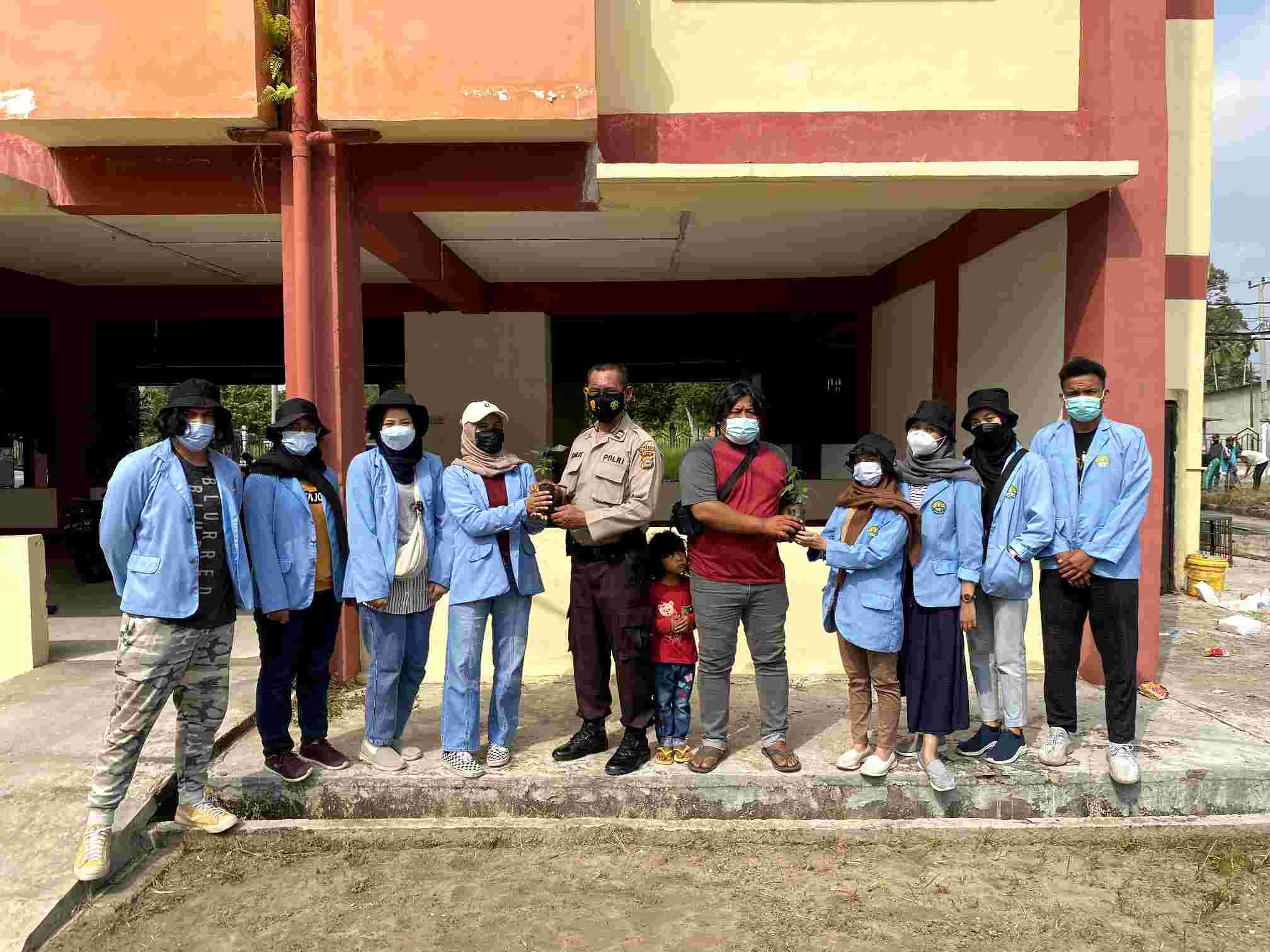 Mahasiswa KUKERTA UR Bagi-Bagi Bibit Kelengkeng di Kec. Tenayan Raya Pekanbaru