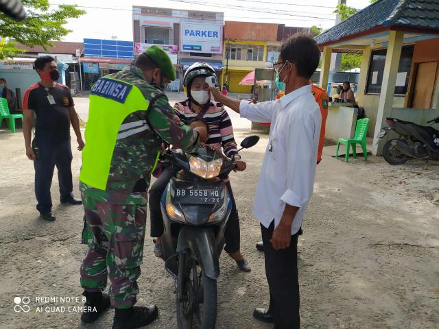 Guna Penegakan Disiplin Protokol Kesehatan Babinsa Koramil 04 /Mandau Pantau di Pos Chek Point C-19