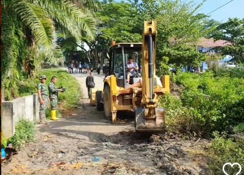 Frokopimcam Bersama Gabungan TNI-POLRI Goro Bersihkan Sampah Diseputaran Jalan Abdul Latif