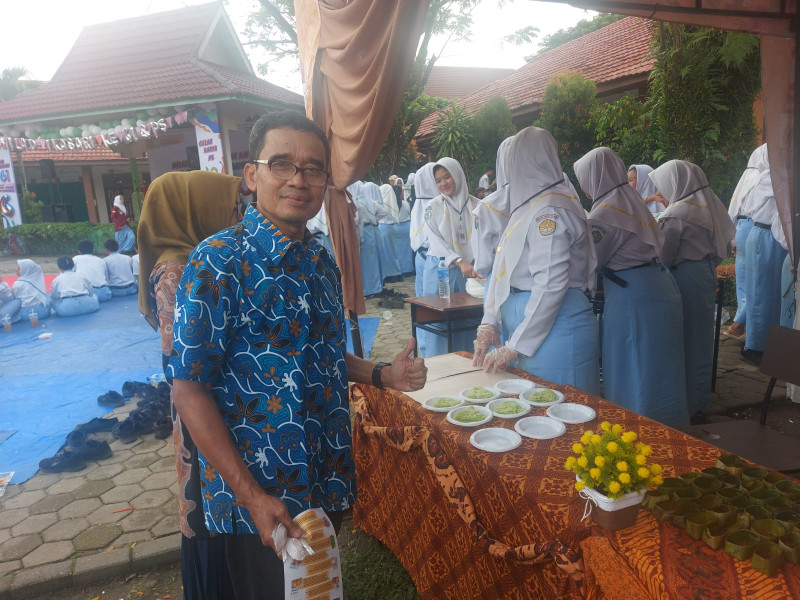 Milad ke-61 Tahun SMK Farmasi IKASARI Pekanbaru  Ramaikan dengan Peringatan Hari Guru dan Bazar