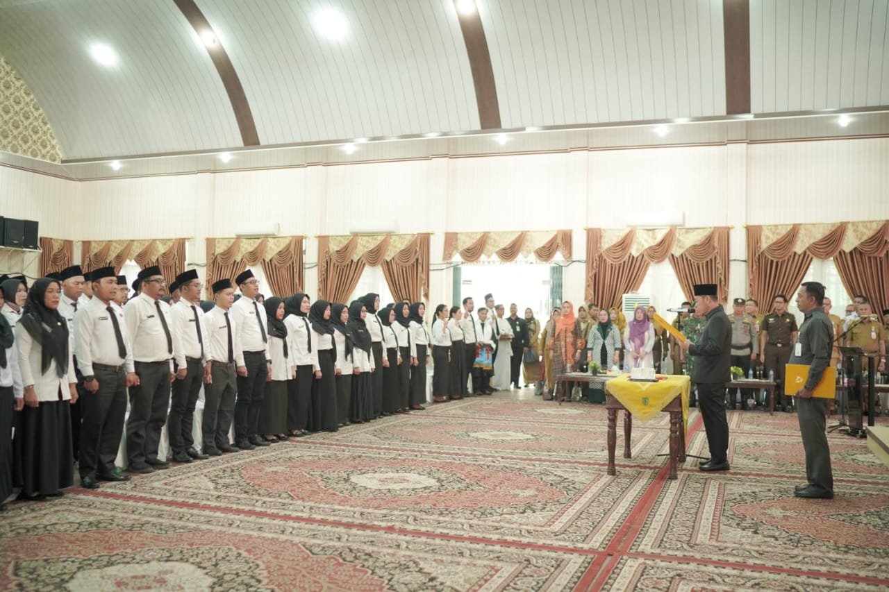 Serahkan Ratusan SK PNS, Bupati Rohil: PNS Harus Lebih Giat Bekerja