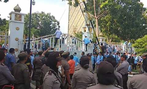 Lambat direspon, Mahasiswa UNRI Berhasil Dobrak Gerbang Kantor Gubernur Riau